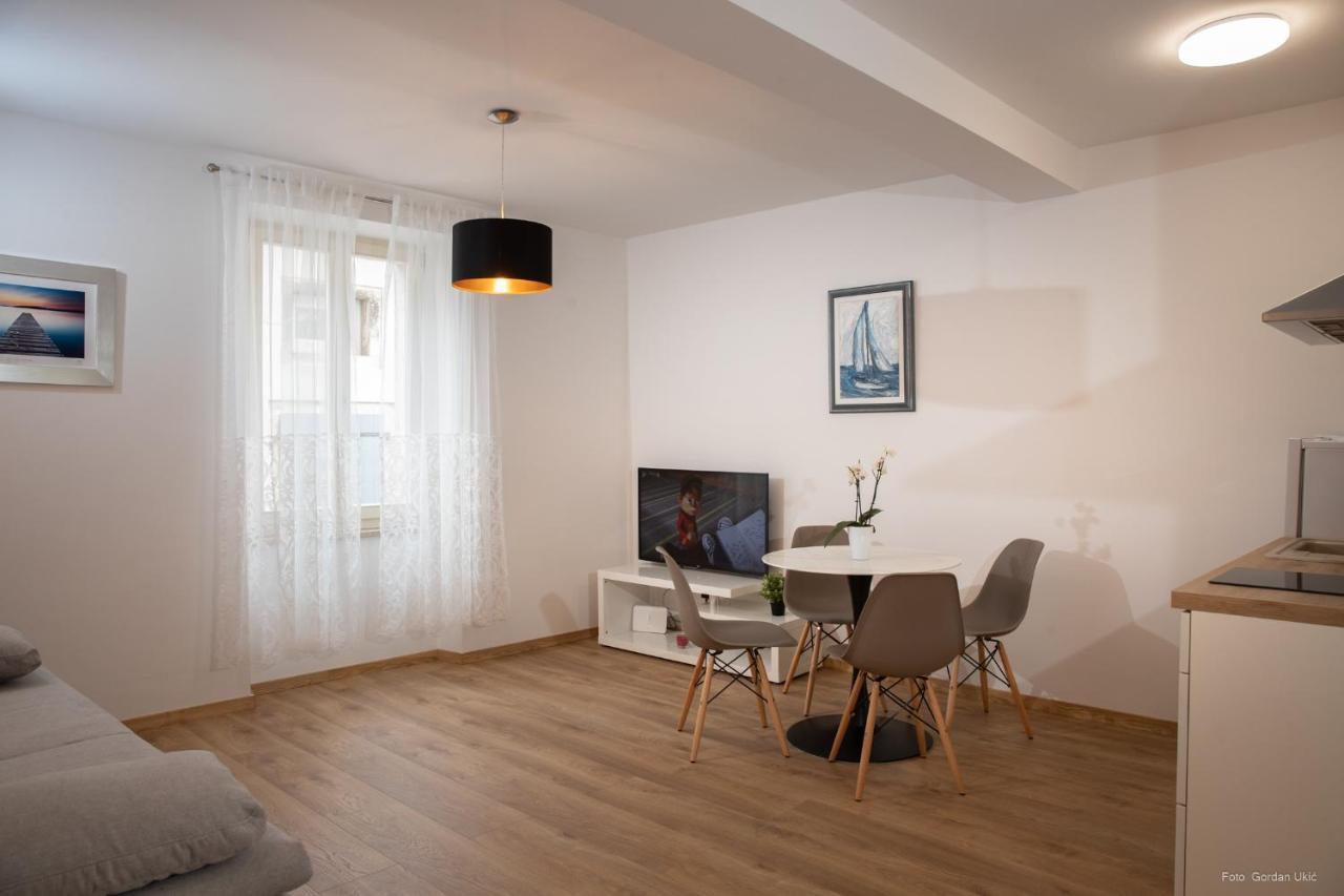Apartments And Rooms Luan 로비니 외부 사진