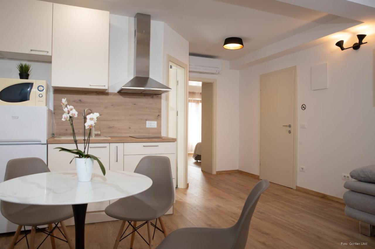 Apartments And Rooms Luan 로비니 외부 사진