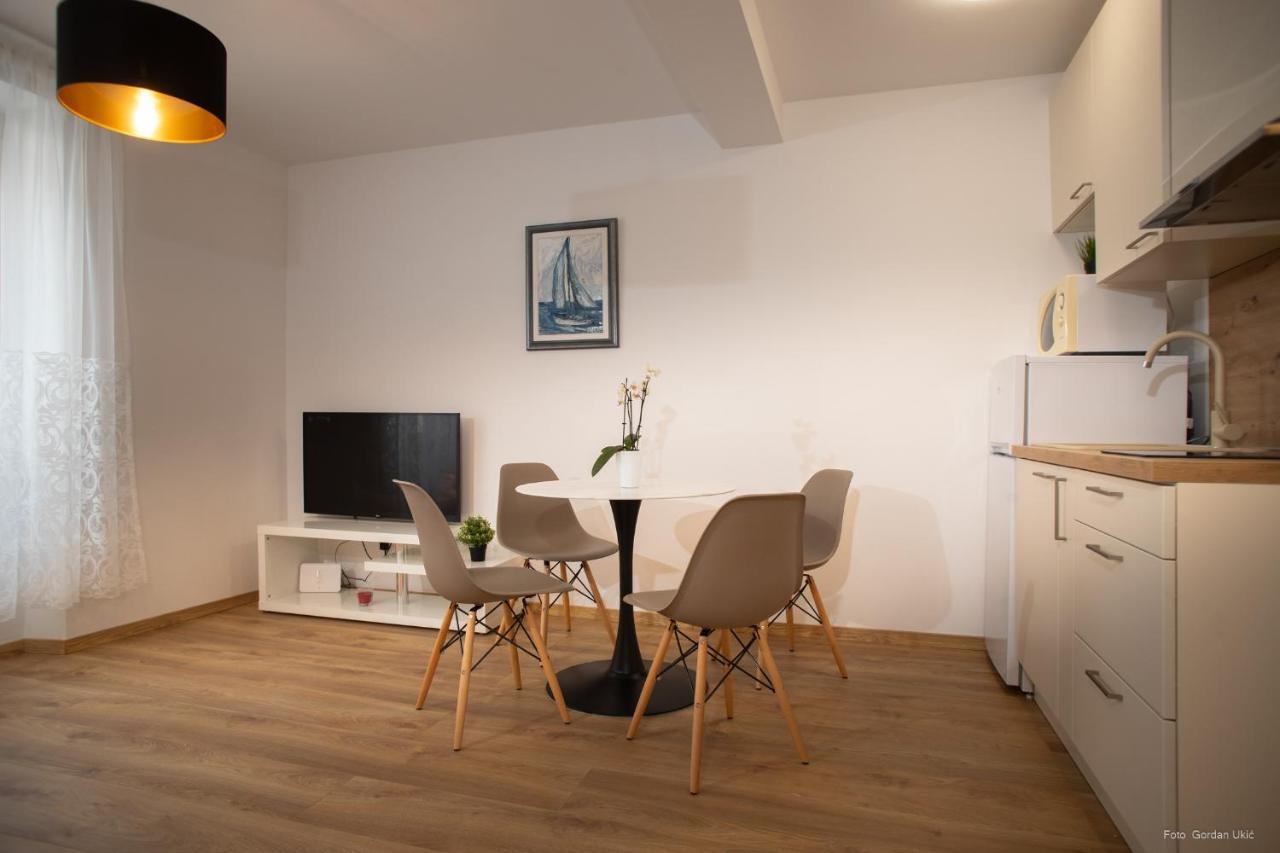 Apartments And Rooms Luan 로비니 외부 사진