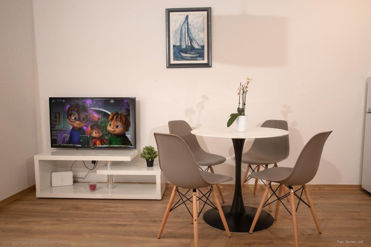Apartments And Rooms Luan 로비니 외부 사진