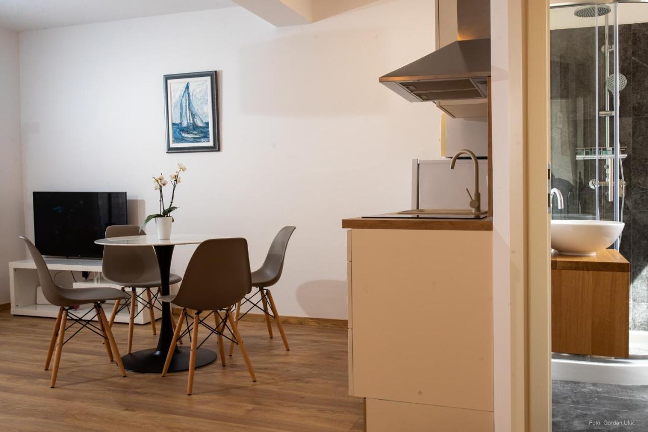 Apartments And Rooms Luan 로비니 외부 사진
