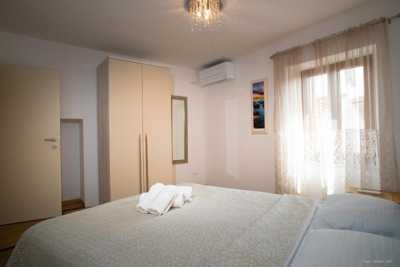 Apartments And Rooms Luan 로비니 외부 사진